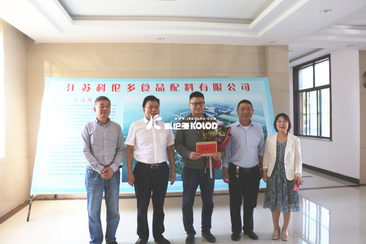 灌云縣委常委、組織部部長(cháng)、統戰部部長(cháng)何崢嶸節前慰問(wèn)科倫多公司引進(jìn)高端人才